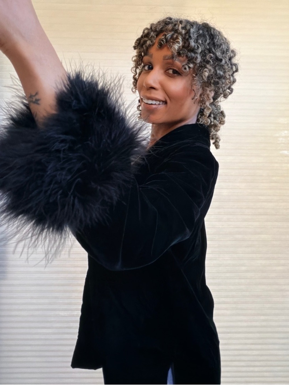 Vintage Themes Black Velvet Blazer | Faux Fur Cuff - Picture 5 of 13